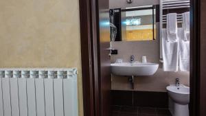 甘吉米拉蒙蒂酒店的一间带水槽和镜子的浴室