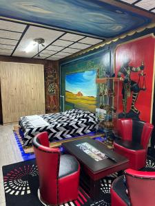 戈里察KEOPS的一间卧室配有床和椅子以及一幅画