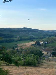 蒙泰斯佩尔托利La casa di Nina的天空中飞的飞机的场面景观