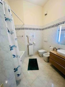 蒙泰斯佩尔托利La casa di Nina的带淋浴、卫生间和盥洗盆的浴室