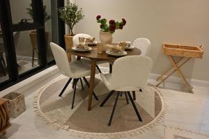 MezairaaDamas Resort的餐桌、白色椅子和鲜花桌