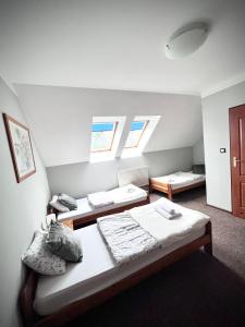 弗热希尼亚隆多宾馆的带两张床和两个窗户的房间