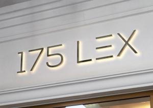 列克星敦175 LEX - Walkable Downtown Lexington & Rupp Arena - Full Condos的门上一个标志的关闭