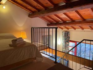 索普拉自由堡博尔戈拉卡普拉亚乡村民宿的一间卧室设有一张床和一个窗口