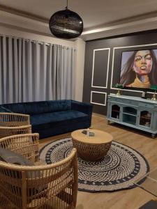索赫燕杜Lira Boutique Lodge的客厅配有蓝色的沙发和桌子