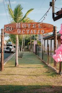 ItatíHotel Octavio的一条街上有好莱坞花纹的标志