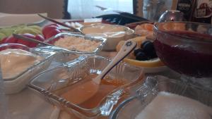 SisianBaleni的一张桌子,上面放着许多不同类型的食物
