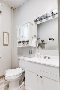 里士满M1 central location in the Fan VCU free parking的白色的浴室设有卫生间和水槽。
