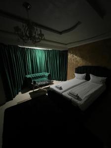 图尔恰pensiunea medellin的一间卧室配有床和绿帘