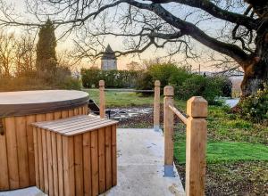 GalapianIdéal pour 2 - Moulin avec bain nordique et vue panoramique的木板凳,木栅栏旁