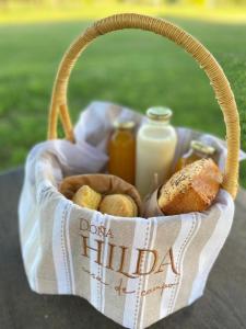 梅塞德斯Doña Hilda的装有一瓶牛奶和面包的食品篮