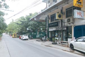 达沃市RedDoorz at Casa Buena Dormitel Davao City的停在大楼前的白色汽车