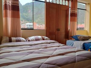皮萨克Hotel Everest的一间卧室设有一张床和一个大窗户