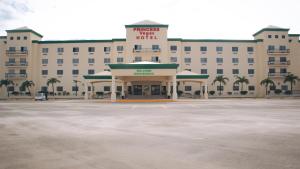 科罗萨尔Princess Vegas Hotel & Casino的前面有一个停车位的酒店
