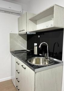 佩尔梅特Viva Apartments的厨房配有水槽和台面