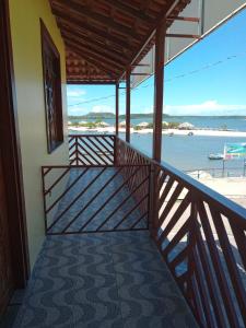 阿尔特杜尚BELAS PRAIAS POUSADA的享有海滩美景的阳台