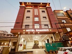 哈里瓦Hotel Ramawati - A Luxury Hotel In Haridwar的肯尼威克酒店,前面设有停车场