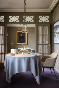 巴利瓦根Gregans Castle Hotel的一间配备有白色桌椅的用餐室