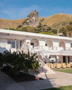 斯佩隆加格罗塔狄缇贝里欧酒店的一座白色的大建筑,背景是一座山