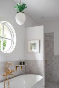 巴利瓦根Gregans Castle Hotel的白色的浴室设有浴缸和窗户。