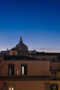 那不勒斯MAIN - Duomo的教堂背景建筑的景色