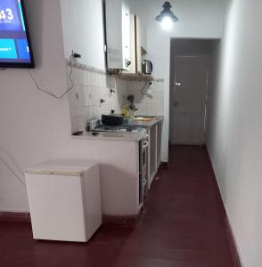卡塔马卡Casa Eusebio - Catamarca capital的小厨房配有白色橱柜和水槽