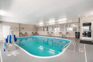 大瀑布城大瀑布康福特茵酒店 的在酒店房间的一个大型游泳池