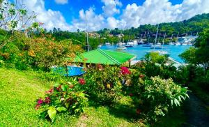 马里戈特湾Blue Bamboo cottage Marigot Bay.的享有海港和水中船只的景色