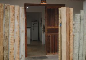 卡拉伊瓦Casinhas da Serena - Casa concha的一间设有门的房间,可通往一个带冰箱的房间