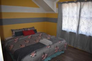 开普敦Gabby's apartment的一间卧室配有一张带花卉床罩的床
