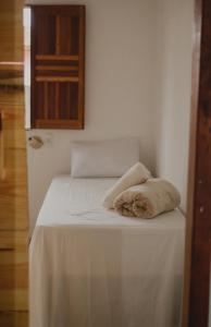 卡拉伊瓦Casinhas da Serena - Casa concha的一张白色的床,上面有枕头