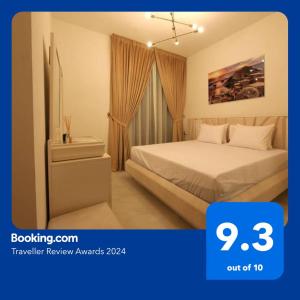 迪拜Burj View 2BR Binghatti - Al Jaddaf的酒店客房设有床和窗户。