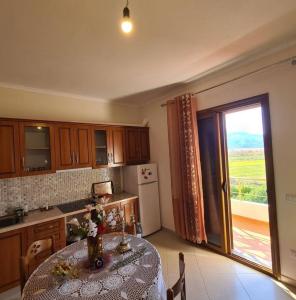 奥里库姆Vila Poci的厨房配有桌子和大窗户