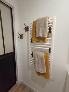 奎恩La pause bretonne的浴室的墙上挂着毛巾