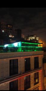 伊斯坦布尔White Palace Hotel的一座在晚上有绿灯的建筑