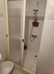 梅利哈Mellieha Bay (Ghadira) Apartment with Sea View的浴室里设有玻璃门淋浴