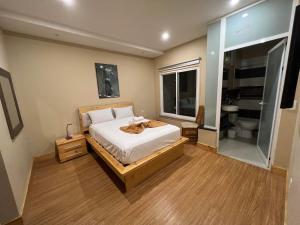 普拉亚Spencer Residencial QUARTOS的一间带大床的卧室和一间浴室