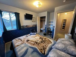 阿伯茨福德Anita's Bed & Breakfast - Bedroom On Ground Floor With Backyard的一间卧室配有一张大床和狼毛毯