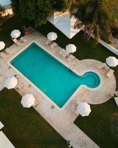 斯佩隆加格罗塔狄缇贝里欧酒店的享有带椅子和遮阳伞的游泳池的上方景色