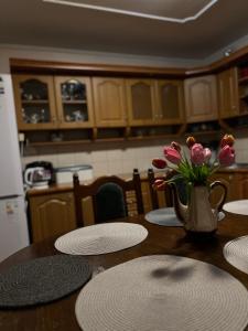 亚列姆切Cottage u Romana的一张桌子,上面有盘子和花瓶