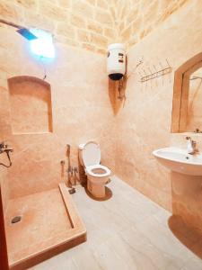 Tunisكمبوند قرية تونس的一间带卫生间和水槽的浴室