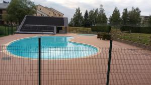 阿克斯莱泰尔姆location Appartement Bonascre toutes saisons的游泳池周围设有围栏
