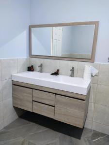 MarcelinoRancho Del Oso Tuerto的浴室设有白色水槽和镜子