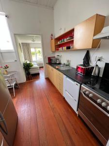奥克兰Grey Lynn House Auckland的铺有木地板的厨房和台面