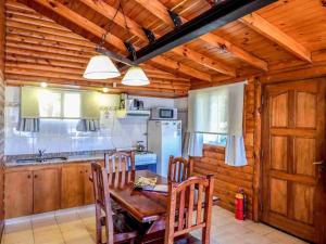 本塔纳山村Balcon del Golf的厨房配有桌椅和冰箱。