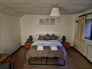 Mossleythe lodge@ beechwood house的一间卧室配有一张带枕头的大床