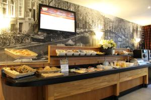 阿姆斯特丹阿姆斯特丹珠斯特巴斯蒂欧酒店集团的面包店提供面包和糕点自助餐