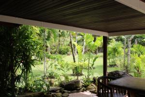 法勒Hiti Lodge的一个带桌子并享有花园景致的门廊