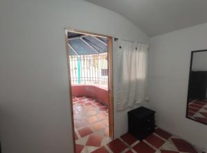 圣玛尔塔Cabaña Gaia Rodadero的一间设有通往阳台的门的房间