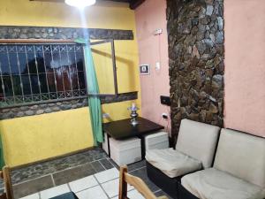 拉里奥哈La Posada del Norte的带沙发、水槽和桌子的客房